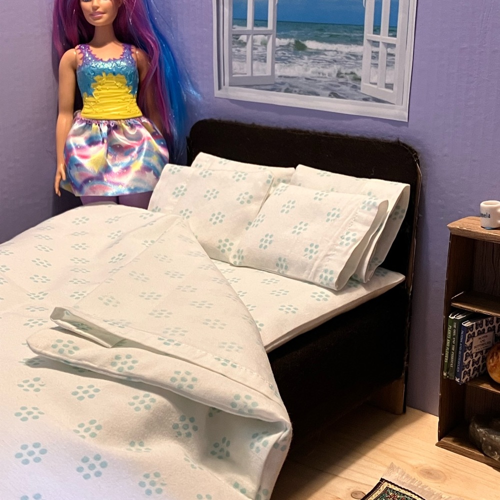 Tommy Hilfiger Miniature Dollhouse Barbie doll bedding for dollhouse or diorama - Picture 4 of 7